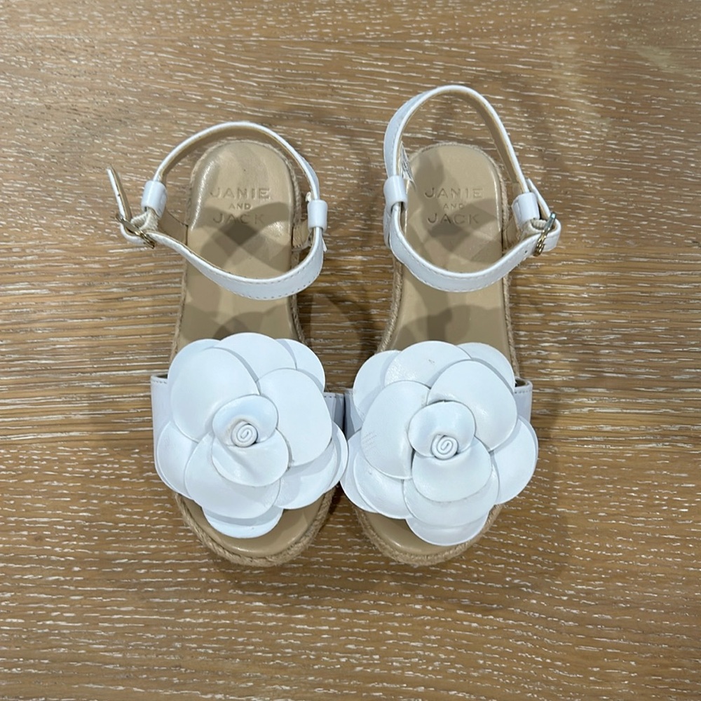 JANIE AND JACK WHITE FLOWER SANDALS SIZE 10. MATCHING PAIR ALSO AVAILABLE SIZE 6